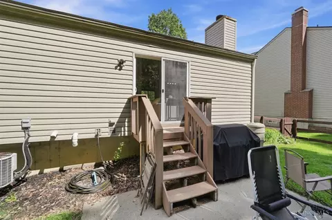 Exterior - 422 Wyndham Dr, Hamilton Township, OH 45039 photo 4 of 9