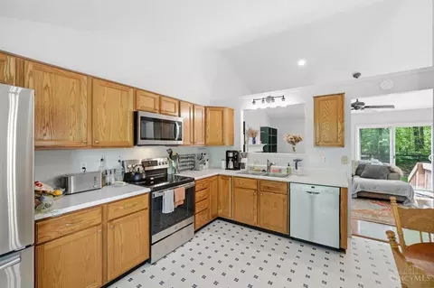 Kitchen - 422 Wyndham Dr, Hamilton Township, OH 45039 photo 2 of 2
