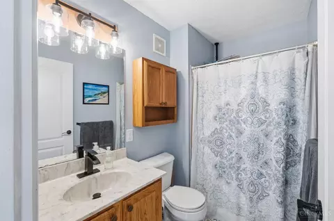 Bath - 422 Wyndham Dr, Hamilton Township, OH 45039 photo 1 of 3