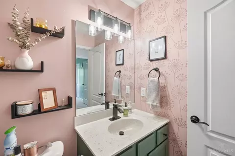Bath - 422 Wyndham Dr, Hamilton Township, OH 45039 photo 3 of 3