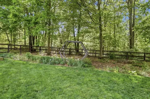 Exterior - 422 Wyndham Dr, Hamilton Township, OH 45039 photo 7 of 9
