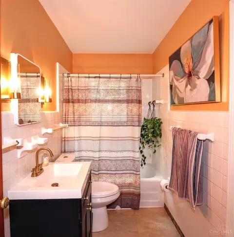 Bath - 1815 Wanninger Ln, Cincinnati, OH 45255 photo 1 of 4