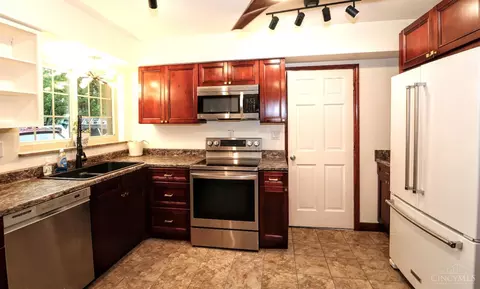 Kitchen - 1815 Wanninger Ln, Cincinnati, OH 45255 photo 3 of 6