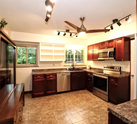Kitchen - 1815 Wanninger Ln, Cincinnati, OH 45255 photo 2 of 6
