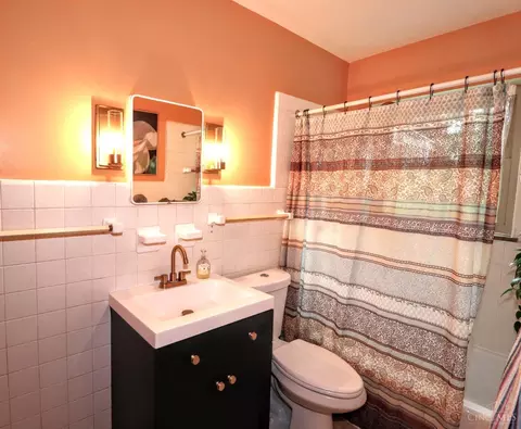 Bath - 1815 Wanninger Ln, Cincinnati, OH 45255 photo 2 of 4