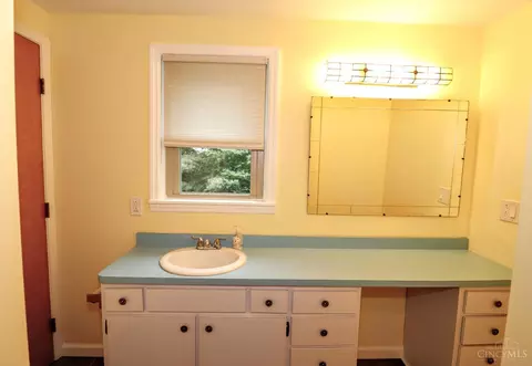 Bath - 1815 Wanninger Ln, Cincinnati, OH 45255 photo 3 of 4