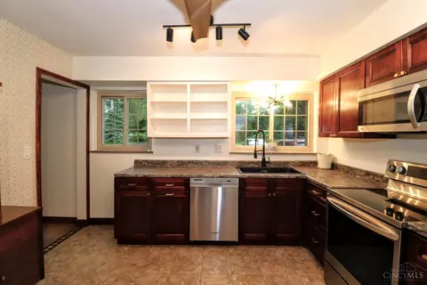 Kitchen - 1815 Wanninger Ln, Cincinnati, OH 45255 photo 5 of 6