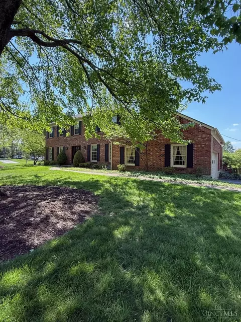 9901 Knollwind Dr, Montgomery, OH 45242