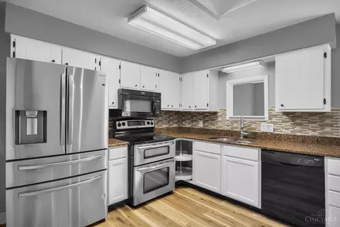 Kitchen - 4488 Glen Willow Dr, Batavia, OH 45103 photo 2 of 3