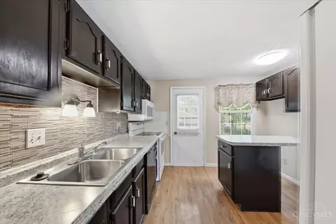 Kitchen - 8854 Dover Dr, Maineville, OH 45039 photo 2 of 4