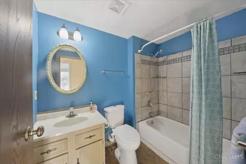 Bath - 8854 Dover Dr, Maineville, OH 45039 photo 3 of 6