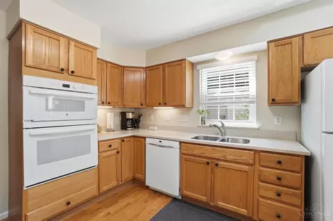 Kitchen - 504 Dakota Run, Hamilton Township, OH 45039 photo 3 of 5