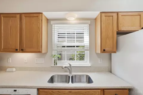 Kitchen - 504 Dakota Run, Hamilton Township, OH 45039 photo 4 of 5