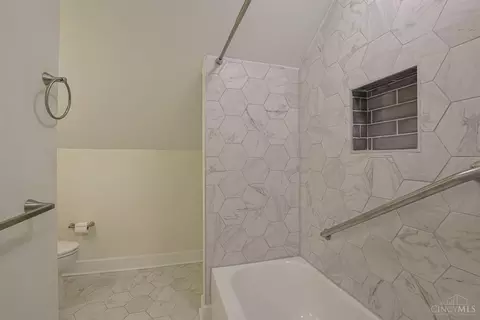 Bath - 2956 Henshaw Ave, Cincinnati, OH 45225 photo 2 of 3