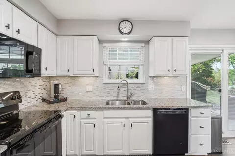 Kitchen - 5318 Chatelaine Ct, Cincinnati, OH 45247 photo 2 of 2