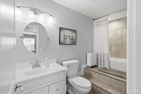 Bath - 5318 Chatelaine Ct, Cincinnati, OH 45247 photo 3 of 3