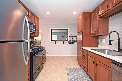 Kitchen - 18 Crestmont Dr, Reading, OH 45215 photo 4 of 4