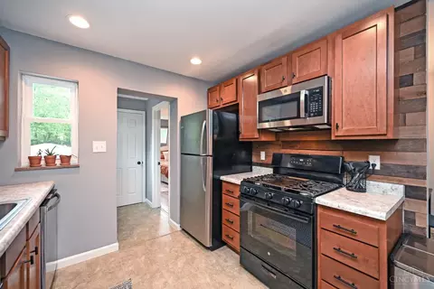 Kitchen - 18 Crestmont Dr, Reading, OH 45215 photo 2 of 4