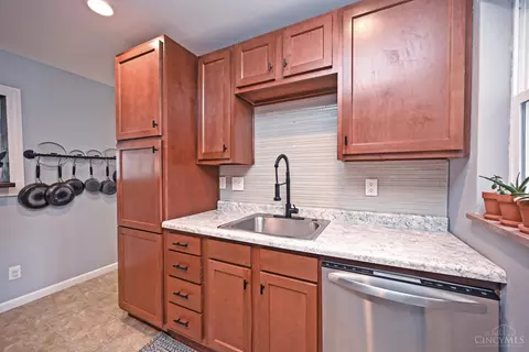 Kitchen - 18 Crestmont Dr, Reading, OH 45215 photo 3 of 4