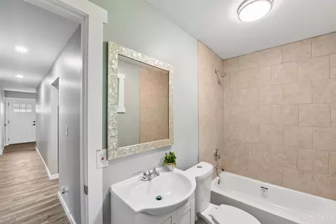 Bath - 8707 Moonlight Ln, Cincinnati, OH 45231 photo 1 of 3
