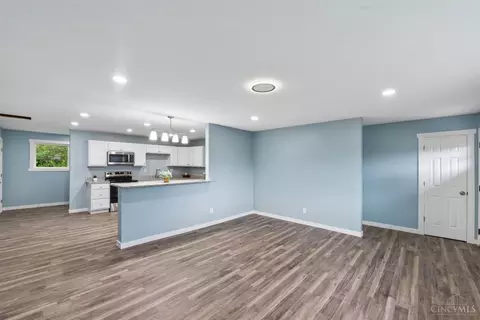 Living - 8707 Moonlight Ln, Cincinnati, OH 45231 photo 2 of 3