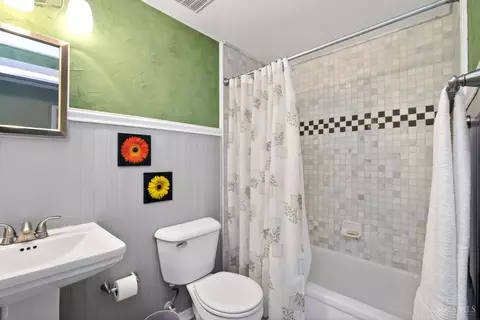 Bath - 2784 Mahoning Ct, Cincinnati, OH 45233 photo 3 of 3