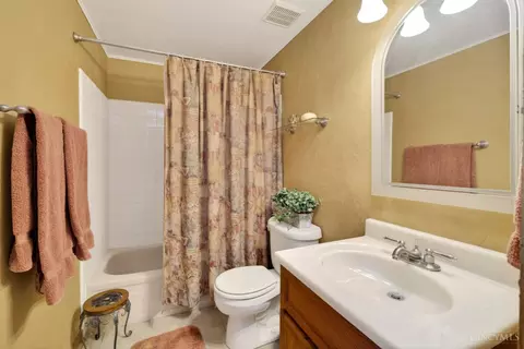 Bath - 2784 Mahoning Ct, Cincinnati, OH 45233 photo 2 of 3
