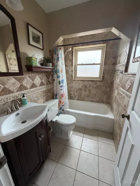 Bath - 2795 Westbrook Dr, Cincinnati, OH 45211 photo 2 of 2