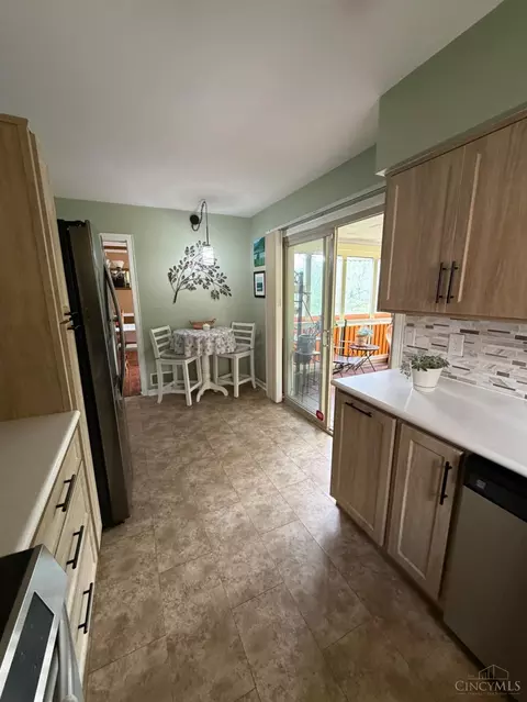 Kitchen - 2795 Westbrook Dr, Cincinnati, OH 45211 photo 4 of 5