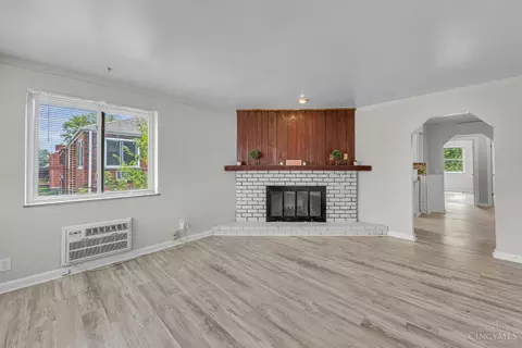 Living - 629 Maple Rd, Reading, OH 45215 photo 4 of 5