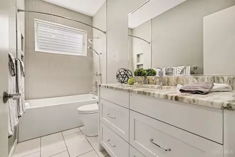 Bath - 436 Boal St, Cincinnati, OH 45202 photo 3 of 4