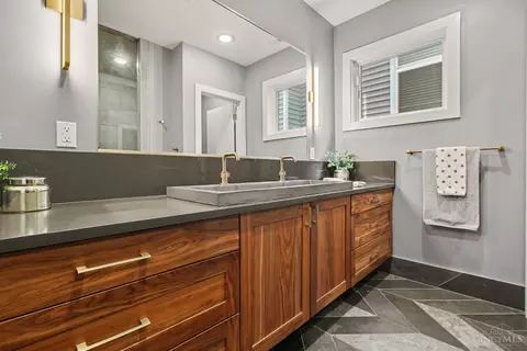 Bath - 436 Boal St, Cincinnati, OH 45202 photo 1 of 4