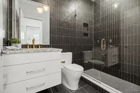 Bath - 436 Boal St, Cincinnati, OH 45202 photo 4 of 4
