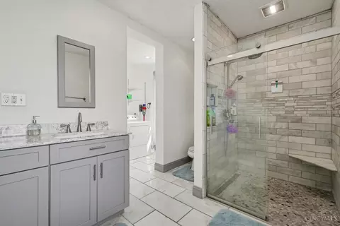 Bath - 3231 Darwin Ave, Cincinnati, OH 45211 photo 2 of 3