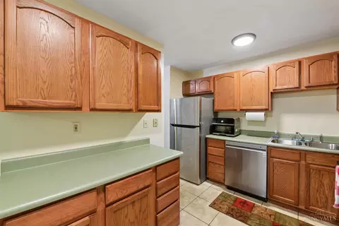 Kitchen - 4808 Chalet Dr, Saint Bernard, OH 45217 photo 3 of 5