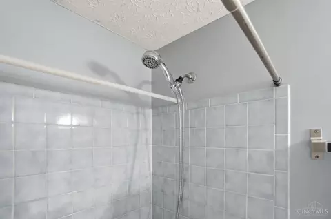 Bath - 4613 Laurel View Dr, Cincinnati, OH 45244 photo 9 of 9