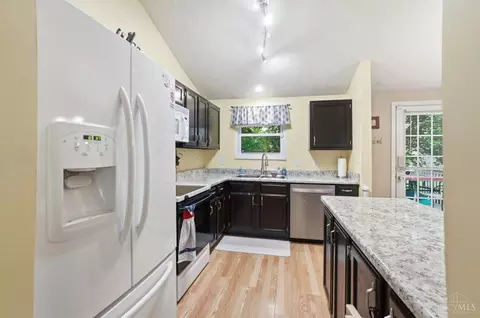 Kitchen - 4613 Laurel View Dr, Cincinnati, OH 45244 photo 2 of 4