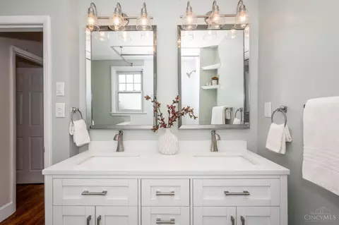 Bath - 2846 Markbreit Ave, Cincinnati, OH 45209 photo 3 of 5