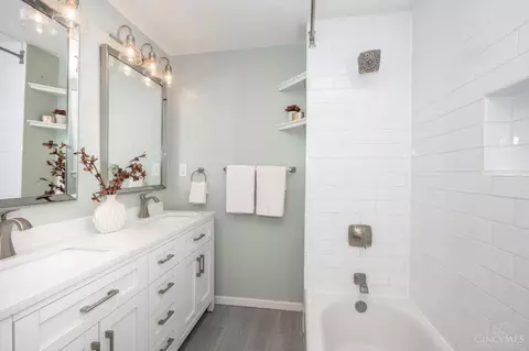Bath - 2846 Markbreit Ave, Cincinnati, OH 45209 photo 2 of 5