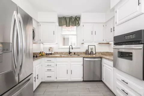 Kitchen - 2846 Markbreit Ave, Cincinnati, OH 45209 photo 1 of 4