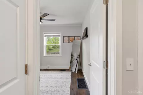 Entry Way - 3947 Holman Cir, Silverton, OH 45236 photo 4 of 11