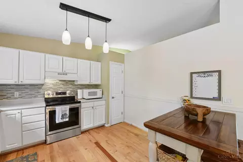 Kitchen - 328 Nightwind Dr, Maineville, OH 45039 photo 3 of 4