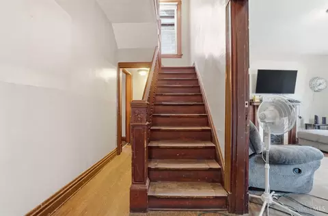 Entry Way - 2661 Bellevue Ave, Cincinnati, OH 45219 photo 3 of 5