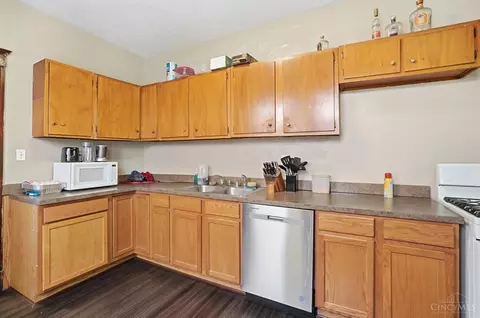 Kitchen - 2661 Bellevue Ave, Cincinnati, OH 45219 photo 2 of 3