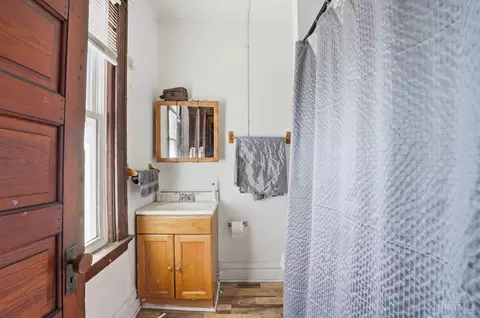 Bath - 2661 Bellevue Ave, Cincinnati, OH 45219 photo 3 of 4