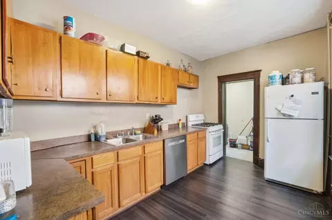 Kitchen - 2661 Bellevue Ave, Cincinnati, OH 45219 photo 1 of 3