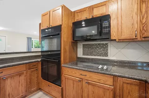 Kitchen - 475 Craig Rd, Cincinnati, OH 45244 photo 4 of 9