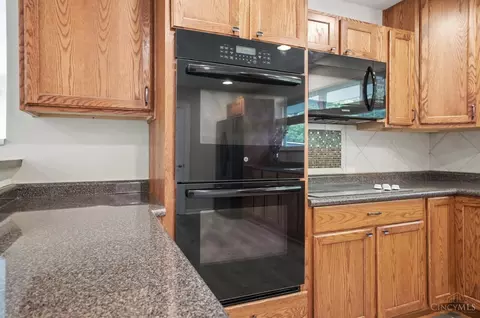 Kitchen - 475 Craig Rd, Cincinnati, OH 45244 photo 6 of 9