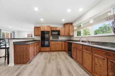 Kitchen - 475 Craig Rd, Cincinnati, OH 45244 photo 3 of 9
