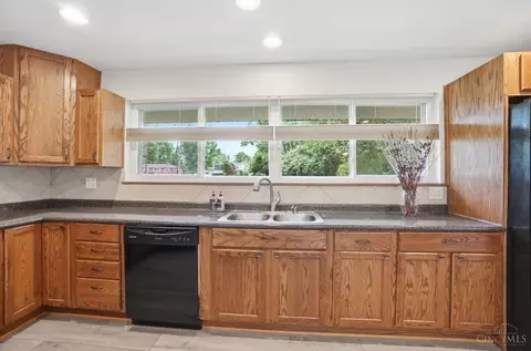 Kitchen - 475 Craig Rd, Cincinnati, OH 45244 photo 7 of 9